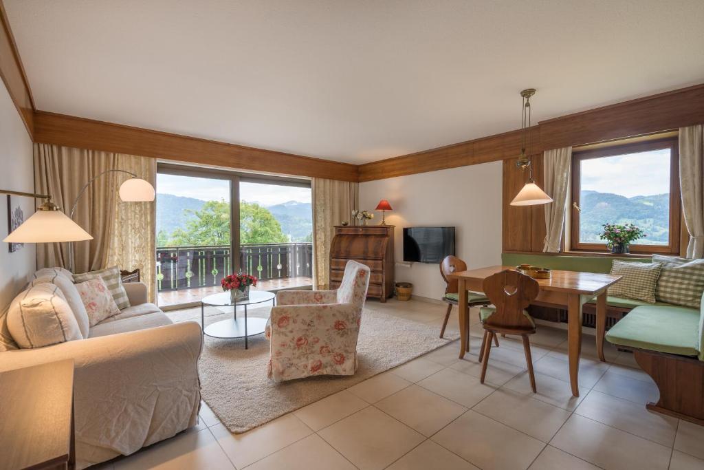 a living room with a couch and a table at Ferienwohnung Rengstorf in Oberstdorf