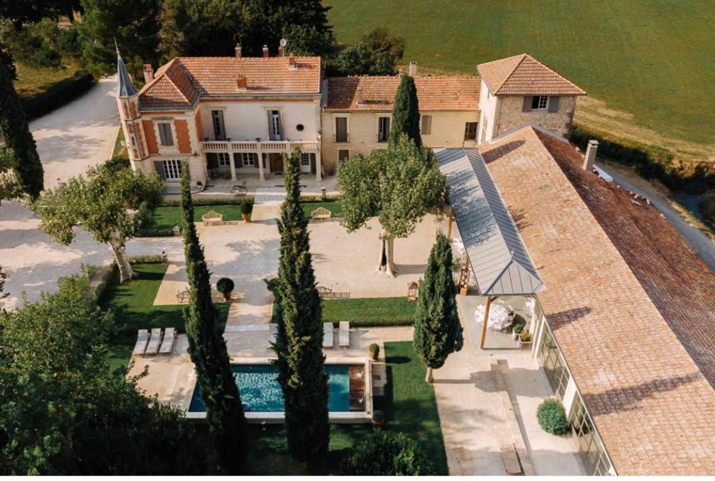 - une vue aérienne sur une maison avec une piscine dans l'établissement Mas d'Arvieux Cottage, à Tarascon