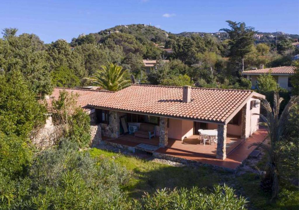 una piccola casa con tetto su una collina di Villetta Delfino a Rena Majore