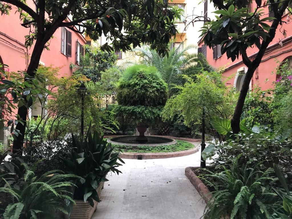 a garden with a fountain in the middle of a courtyard at Korean Sonata in Rome