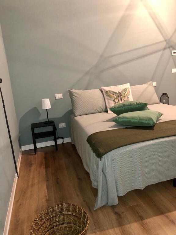 a bedroom with a bed with aamed ceilings at L'Iris B&B in Terrazza in Lucca