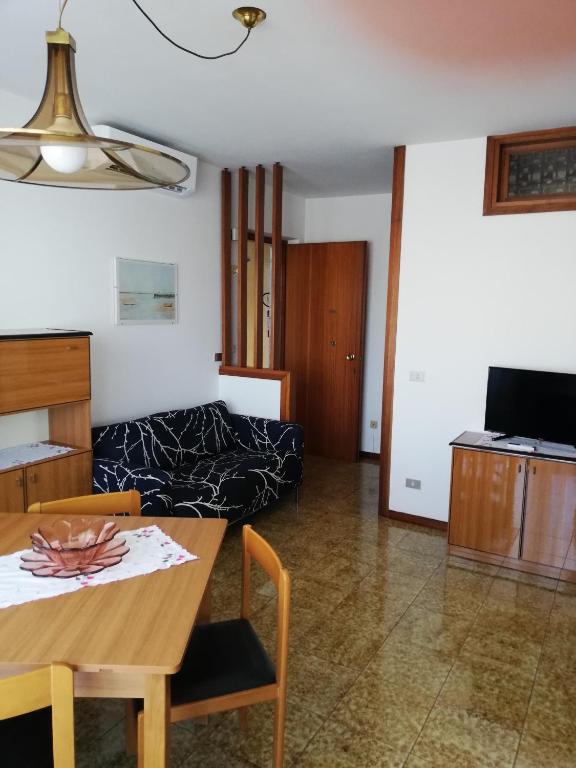 - un salon avec une table et un canapé dans l'établissement Villa Manuela, à Grado