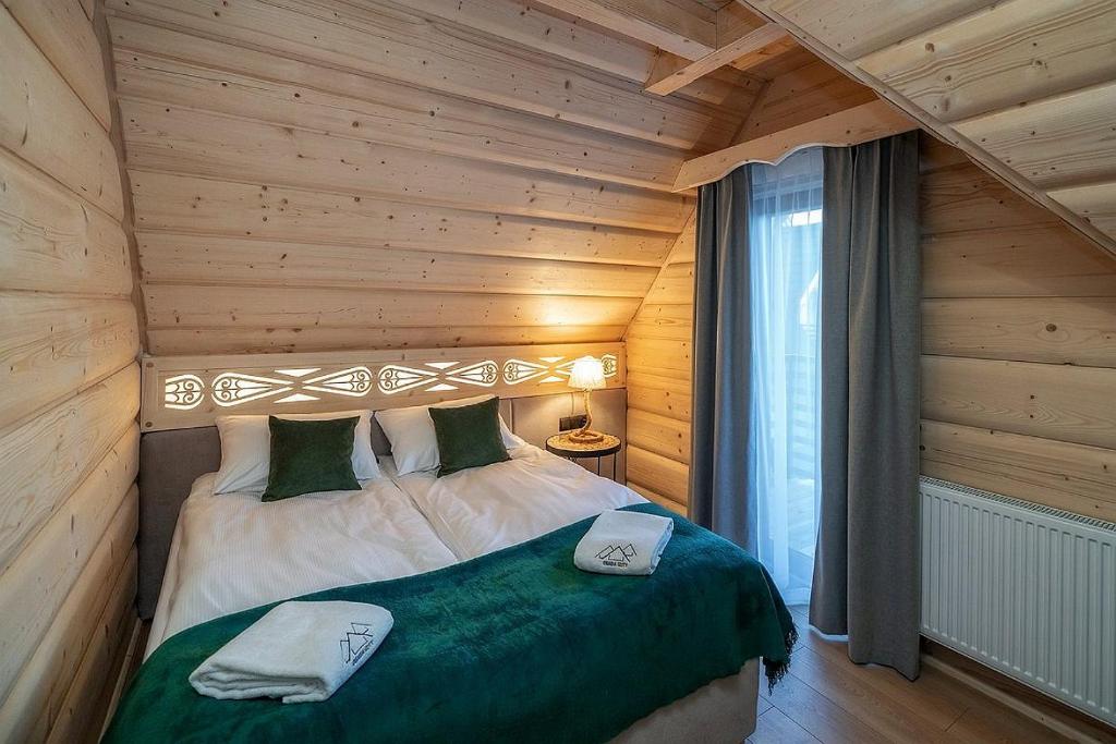 Posteľ alebo postele v izbe v ubytovaní "Osada Guty" - każdy domek posiada prywatne jacuzzi na wyłączność, w cenie pobytu - idealne miejsce na wypoczynek!