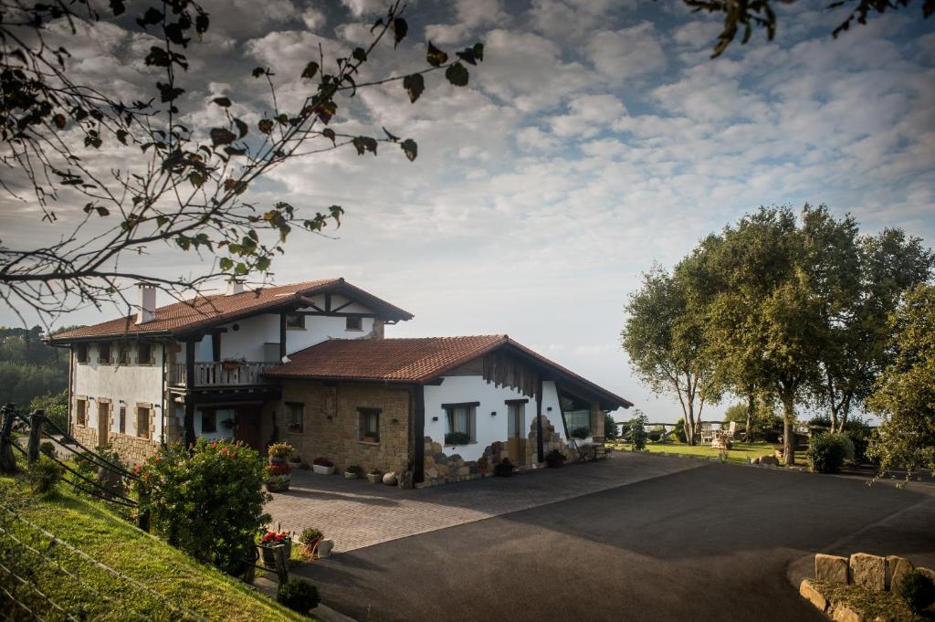 a house in the middle of a driveway at Harrigain in San Sebastián