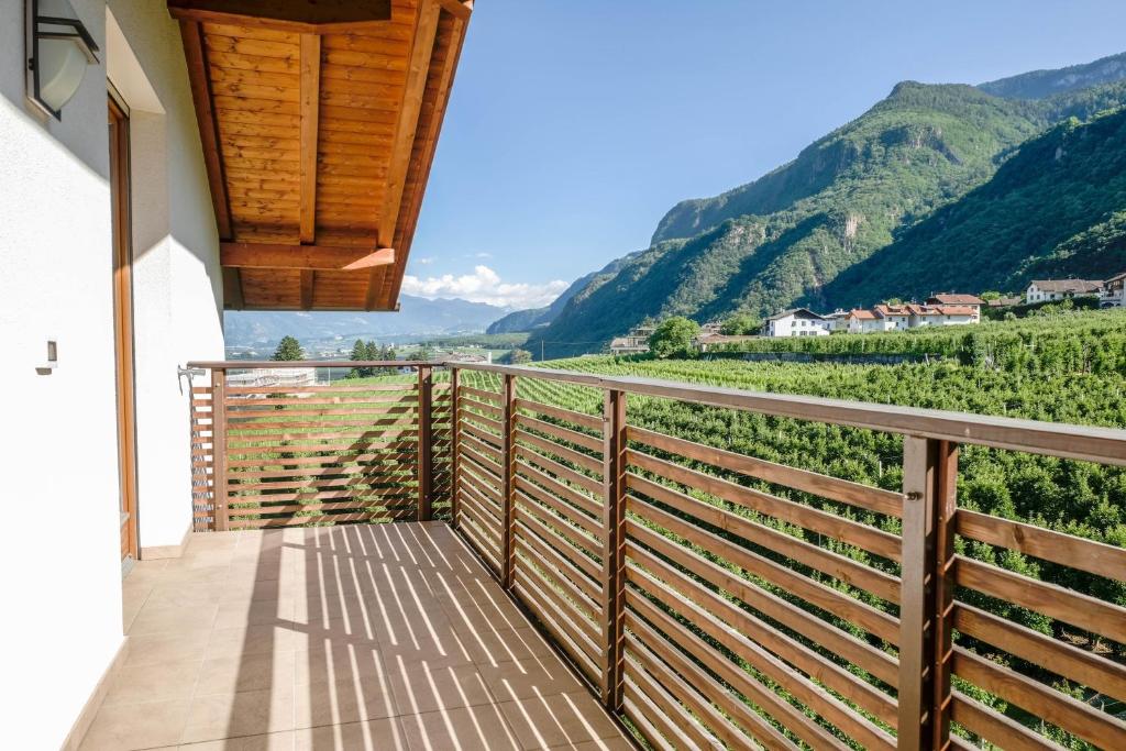 Elle comprend un balcon offrant une vue sur les montagnes. dans l'établissement Apartment Nals, à Nalles