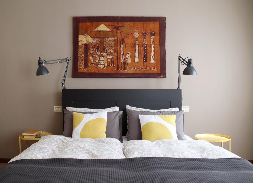 - une chambre avec un lit et une photo au-dessus dans l'établissement Casa San Giacomo 1, à Riva del Garda