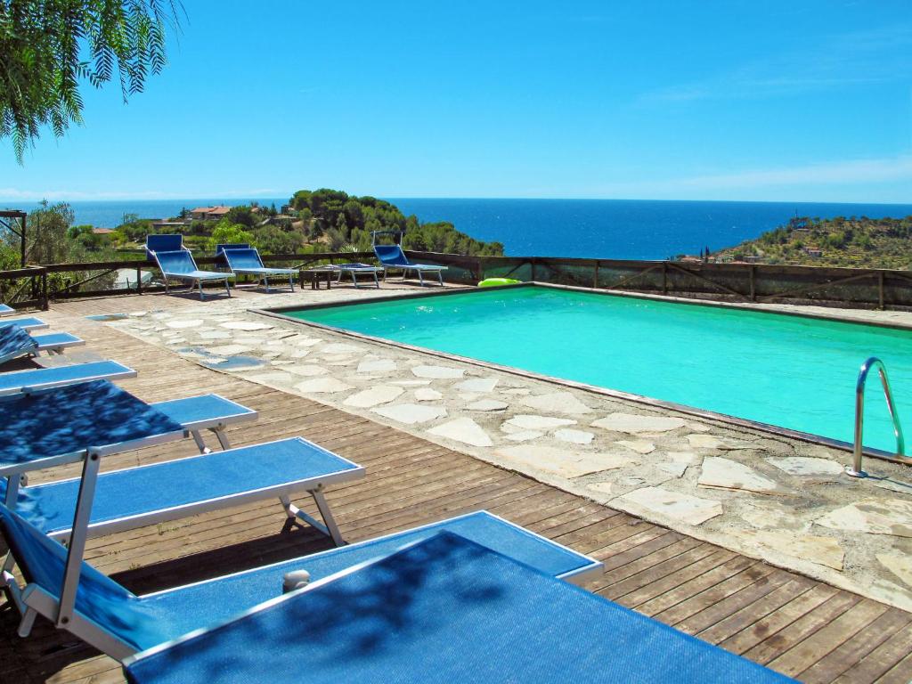Πισίνα στο ή κοντά στο Holiday Home Le Terrazze del Geco Bungalow A - SLR300 by Interhome