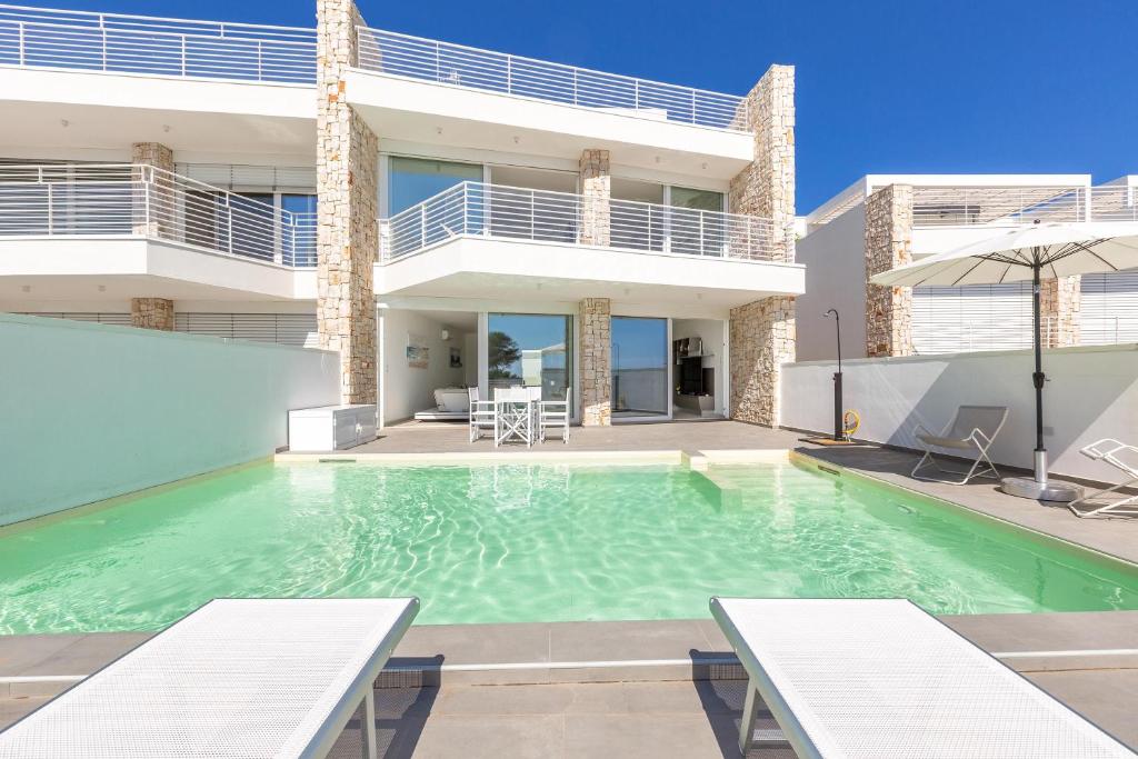 una piscina frente a una casa en Villa Punta Ristola by Perle di Puglia, en Leuca