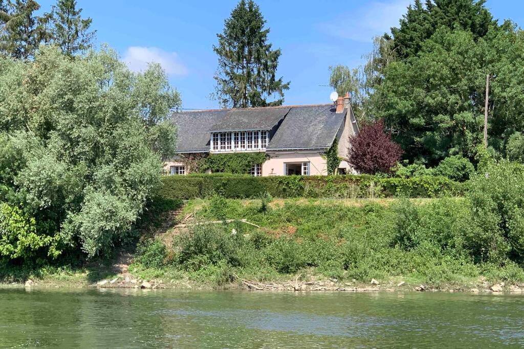 une maison sur une colline à côté d'une rivière dans l'établissement Béhuard : Maison vue Loire, à Behuard