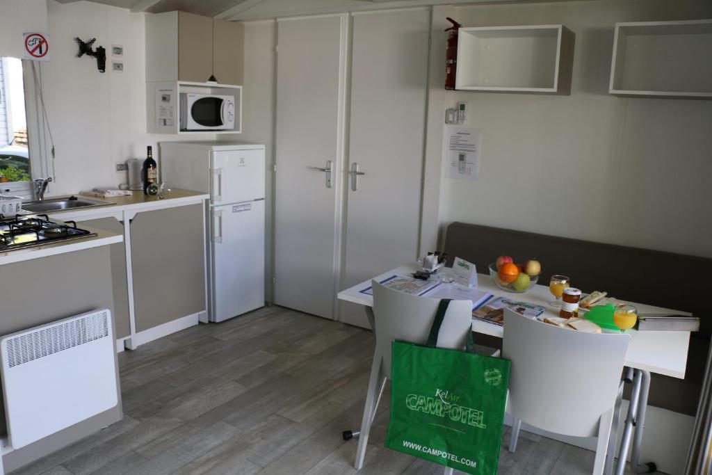 Kuchyň nebo kuchyňský kout v ubytování Mobile Homes by KelAir at Playa Montroig Camping Resort