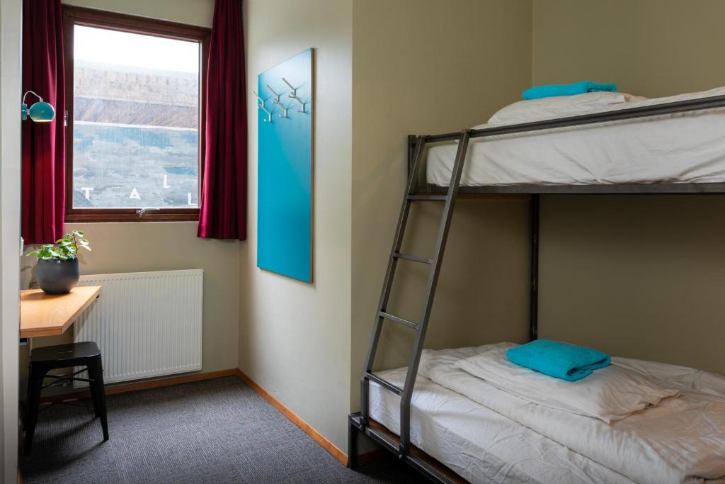 Postel nebo postele na pokoji v ubytování Loft - HI Eco Hostel