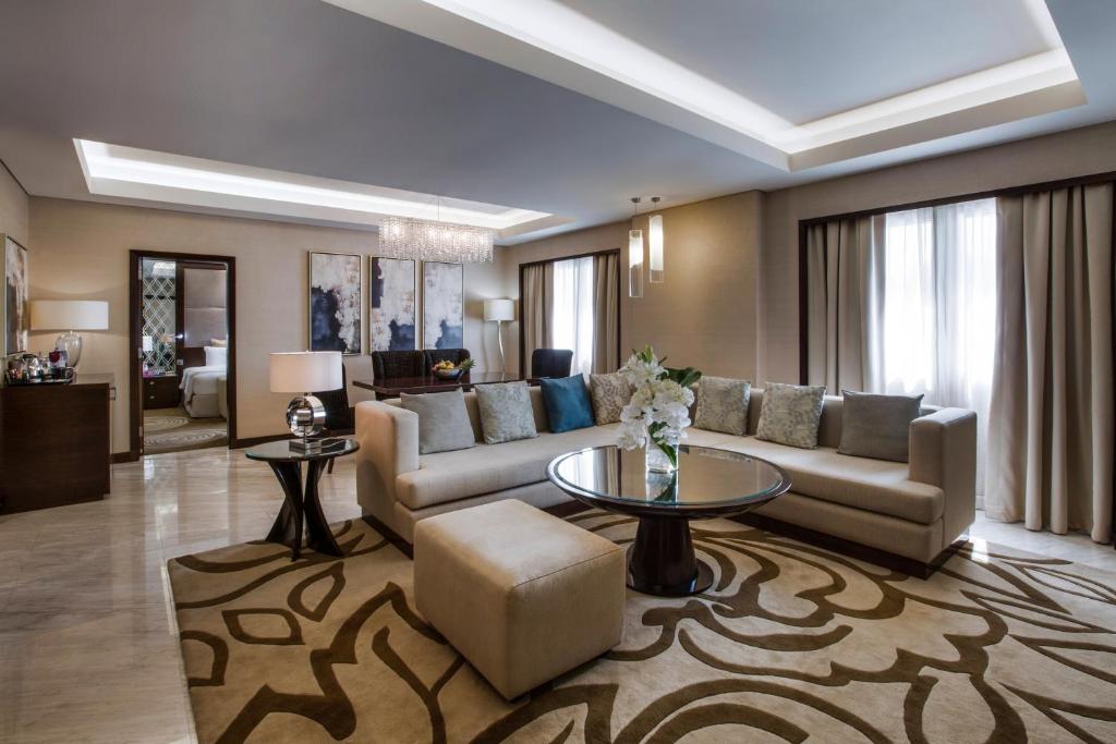Posezení v ubytování Crowne Plaza Dubai Deira by IHG