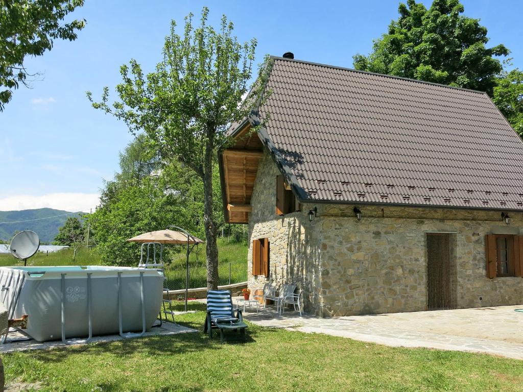 Cabaña de piedra con bañera de hidromasaje frente a ella en Holiday Home Il Casello by Interhome, en Sillano