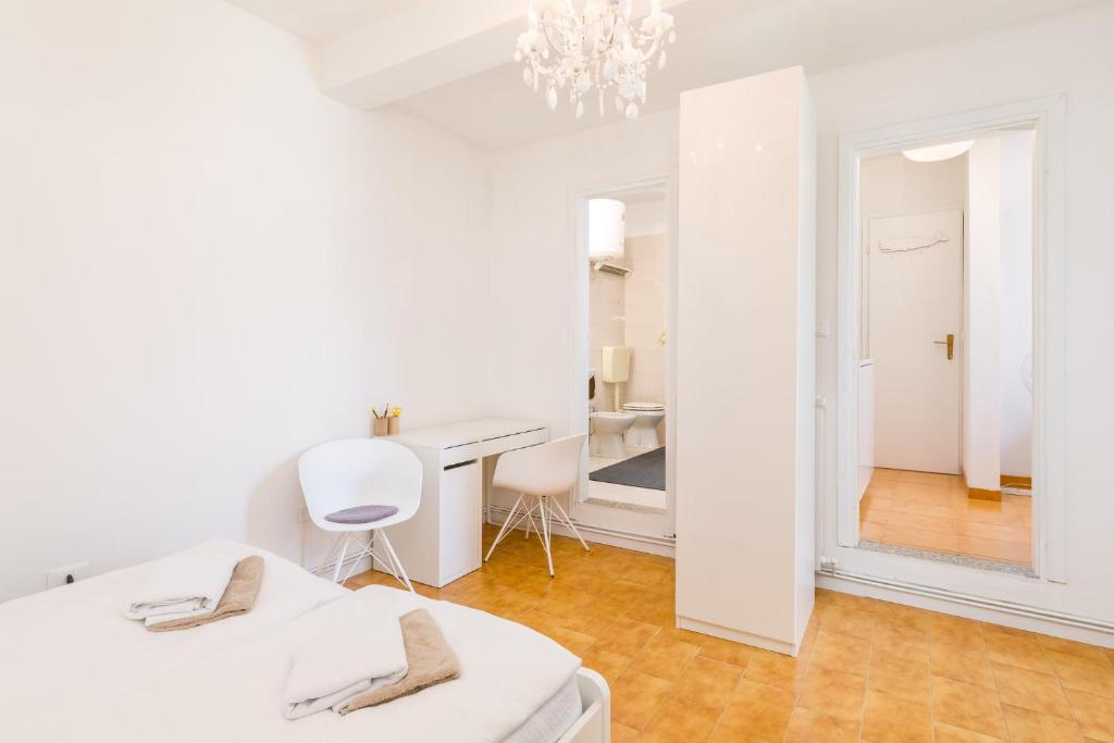 a white room with a desk and a mirror at Appartamento a Caorle tra centro storico e mare in Caorle