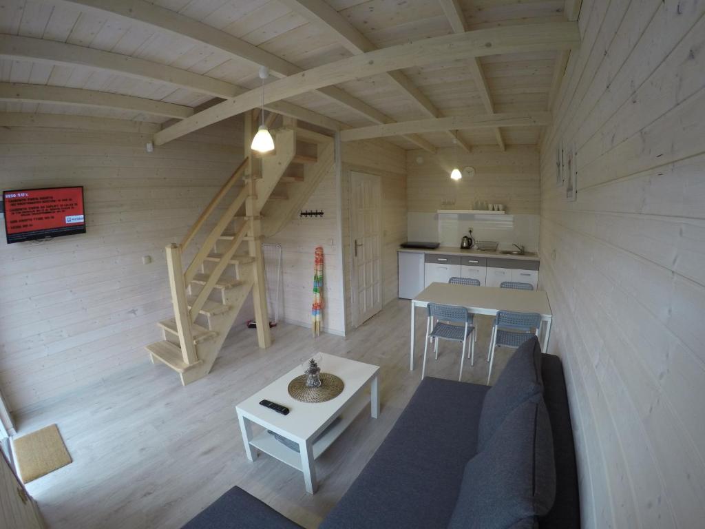 un soggiorno e una cucina in una casetta minuscola di Domki u Leona a Dąbki