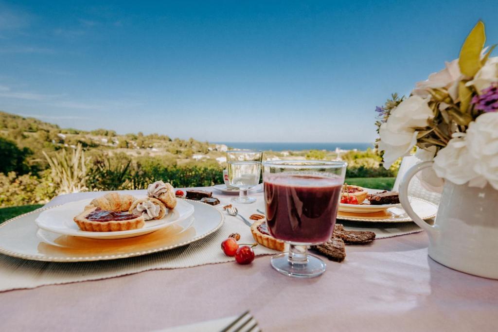 - une table avec deux assiettes de nourriture et une boisson dans l'établissement Alle Pendici del Conero, à Sirolo