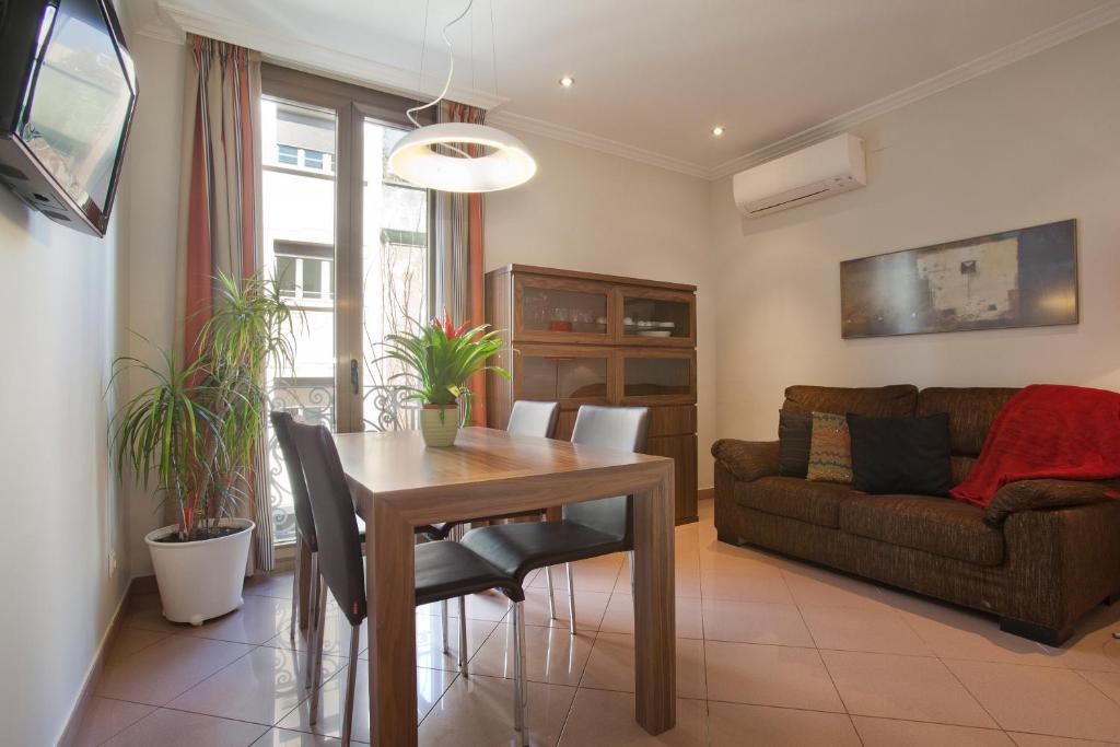 Hotel BCNGOTIC 33, a living room with a table and a couch at BCNGOTIC 33 in Barcelona