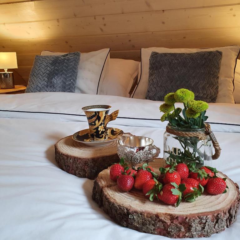 Postel nebo postele na pokoji v ubytování Dom pod Baranią - Wisła - sauna, jacuzzi, tężnia & widok na góry