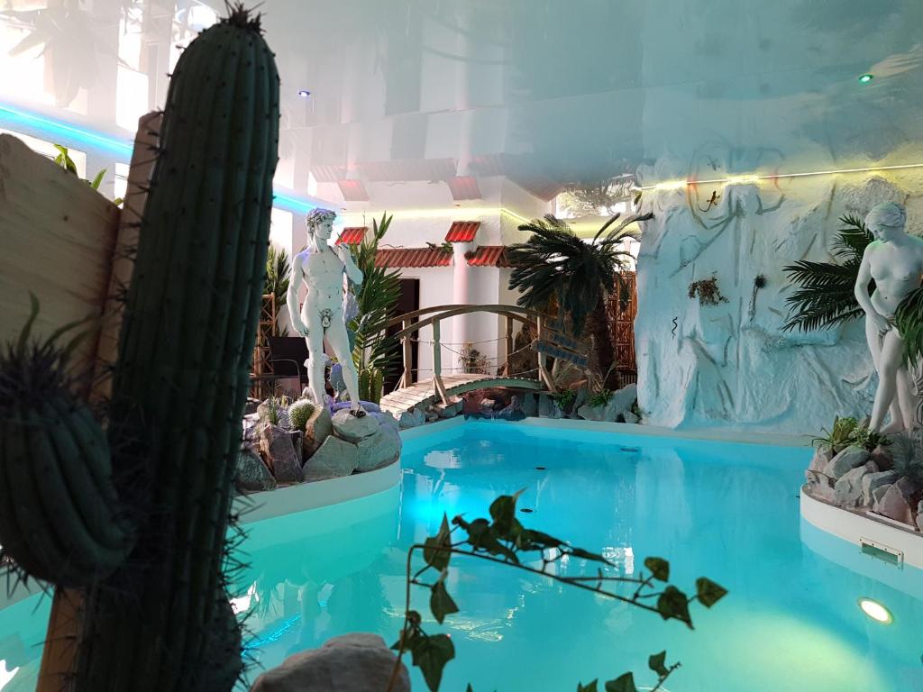 een aquarium met een cactus en vis in een kamer bij Waldgasthaus am Schwarzenbruch in Allenbach