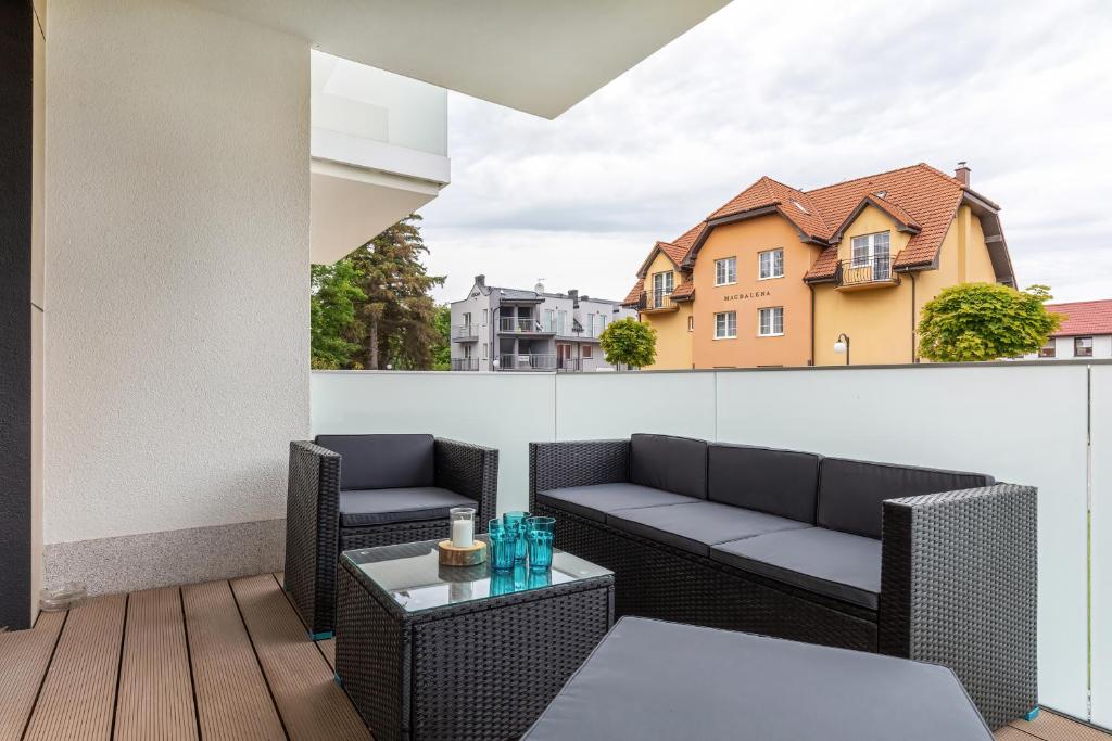 a balcony with two couches and a table at Sunny Rewal Apartments by Renters in Rewal