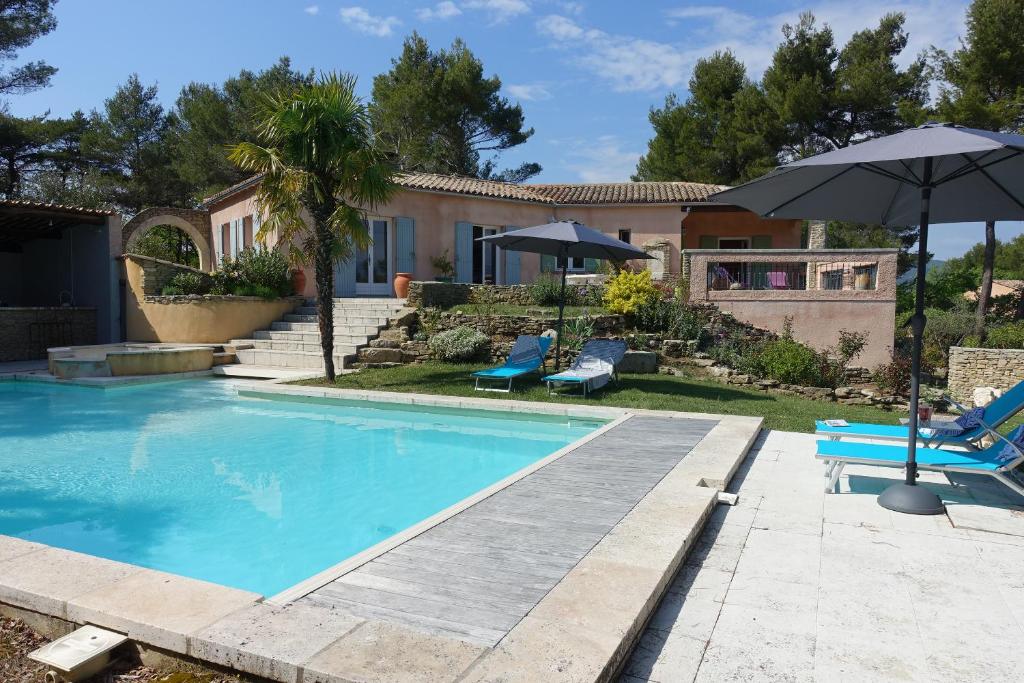 Casa con piscina y sombrilla en Rêve d'instants en Faucon