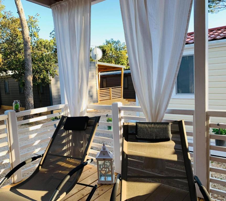 Balkón nebo terasa v ubytování Mendula I - Mobile Home