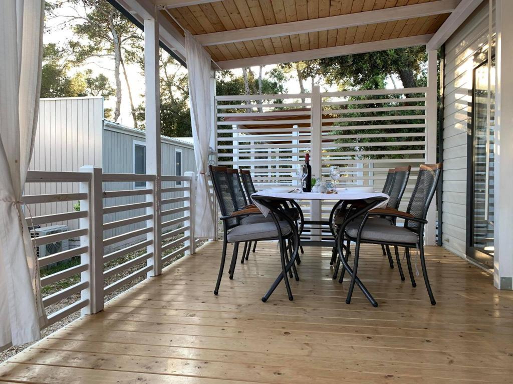Balkón nebo terasa v ubytování Mendula I - Mobile Home