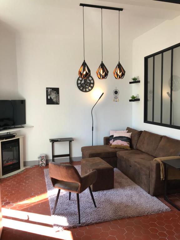 un salon avec un canapé et une chaise dans l'établissement Appartement Suquet Forville, à Cannes