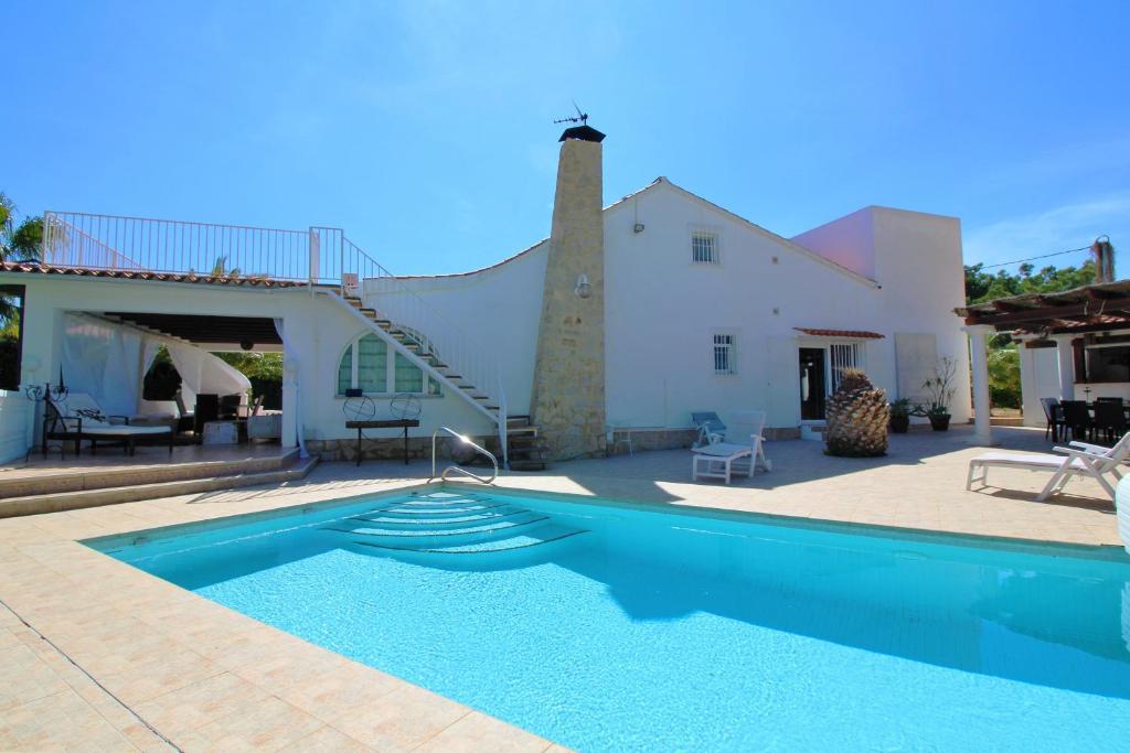 Booking.com: CHILL OUT Chalet Piscina privada , LAlfàs del ...
