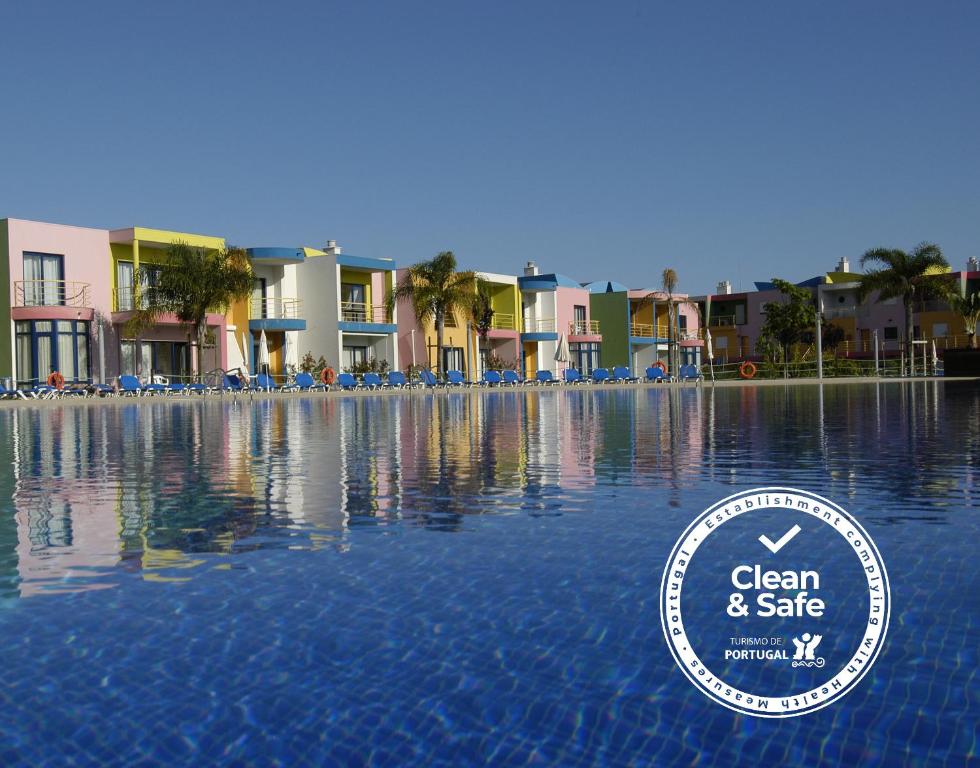 una señal frente a una piscina en Orada Apartamentos Turísticos - Marina de Albufeira, en Albufeira