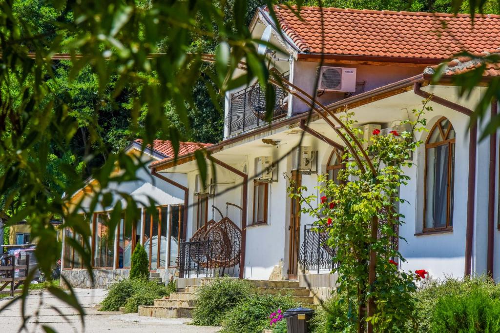 une maison blanche avec un toit rouge dans l'établissement Eco Complex Izvori, à Varna