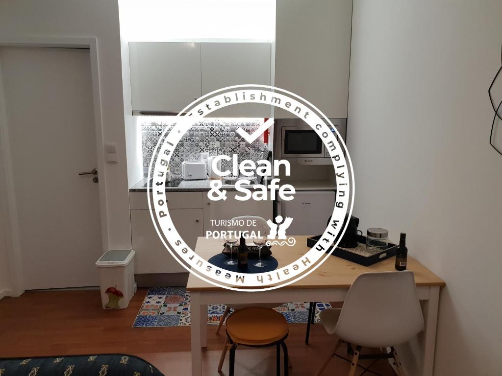 een bord met schoon en veilig op een bureau bij Porto Central City Heart I & II in Porto