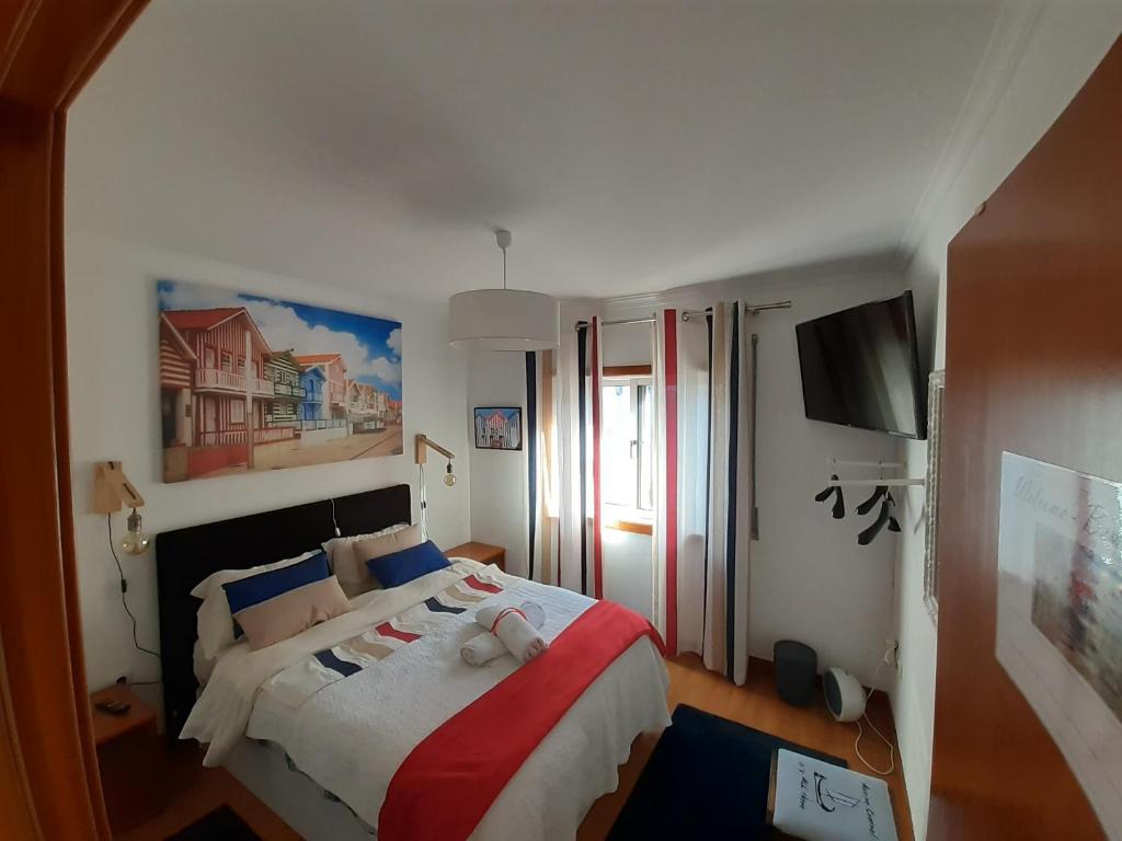 1 dormitorio con 1 cama grande y TV en Aveiro Central Its ALL there Apartment en Aveiro