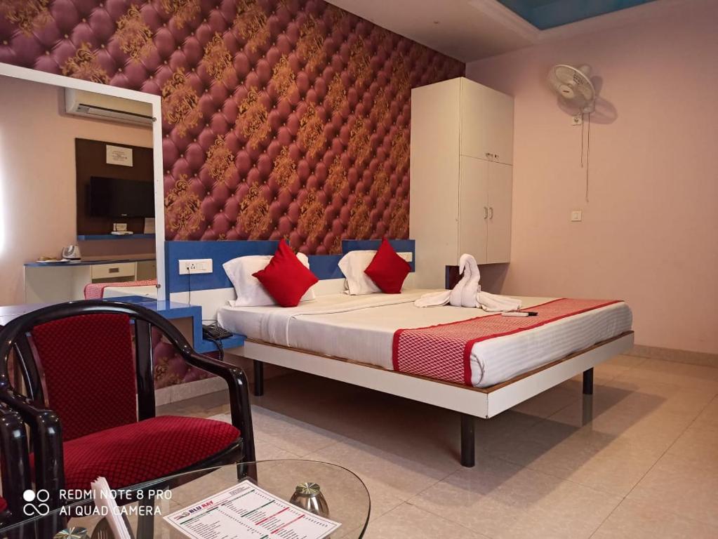 En eller flere senge i et værelse på Hotel BluRay