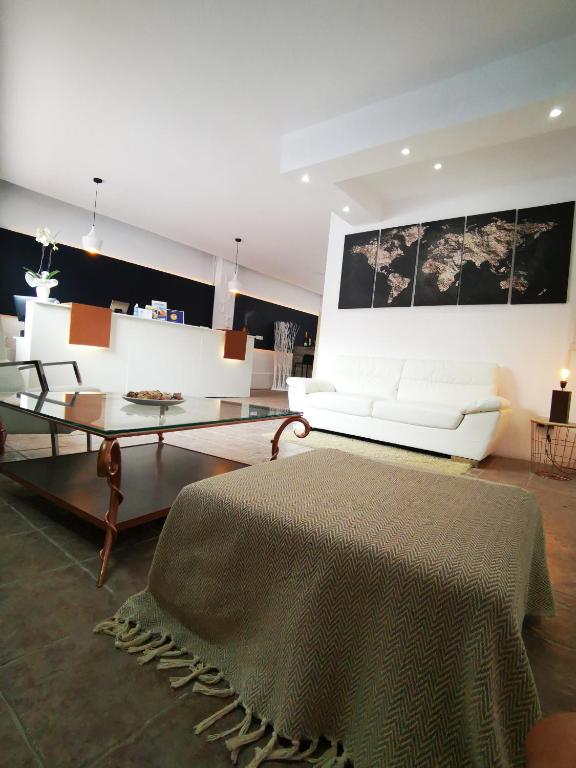 A seating area at Hostal Baleàric