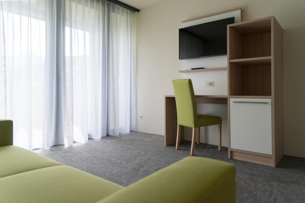 TV a/nebo společenská místnost v ubytování wohnMOTEL - Hinterforst