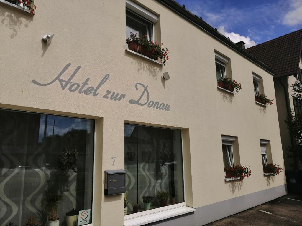 a building with the sign for the hotel au domain at Hotel zur Donau in Dillingen an der Donau