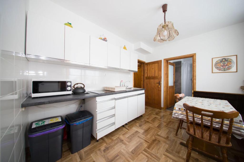 Kuchyňa alebo kuchynka v ubytovaní Apartamenty Harenda 39
