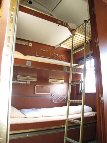 Palanda nebo palandy na pokoji v ubytování Train Lodge Amsterdam