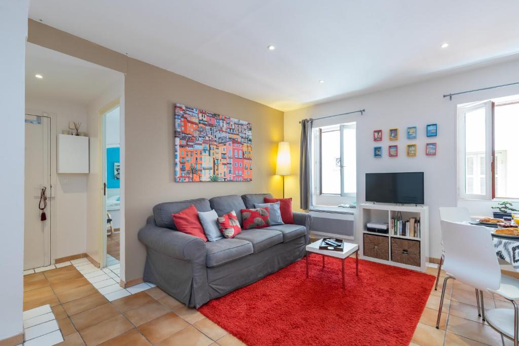 sala de estar con sofá gris y alfombra roja en SMARTBNB - Stylish in Old Town - 2 pièces - 300m de la mer, en Niza
