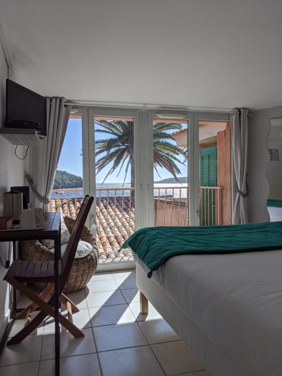 克羅斯港的住宿－Hostellerie Provencale，一间卧室配有一张床,享有海景