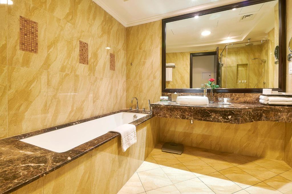 Koupelna v ubytování Bahi Ajman Palace Hotel