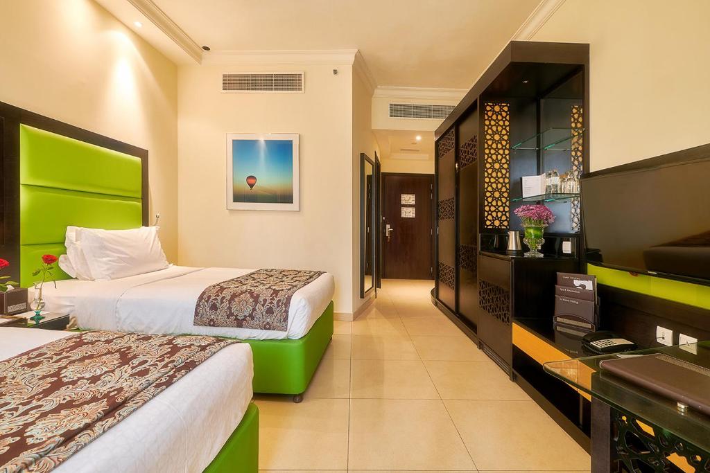 Postel nebo postele na pokoji v ubytování Bahi Ajman Palace Hotel