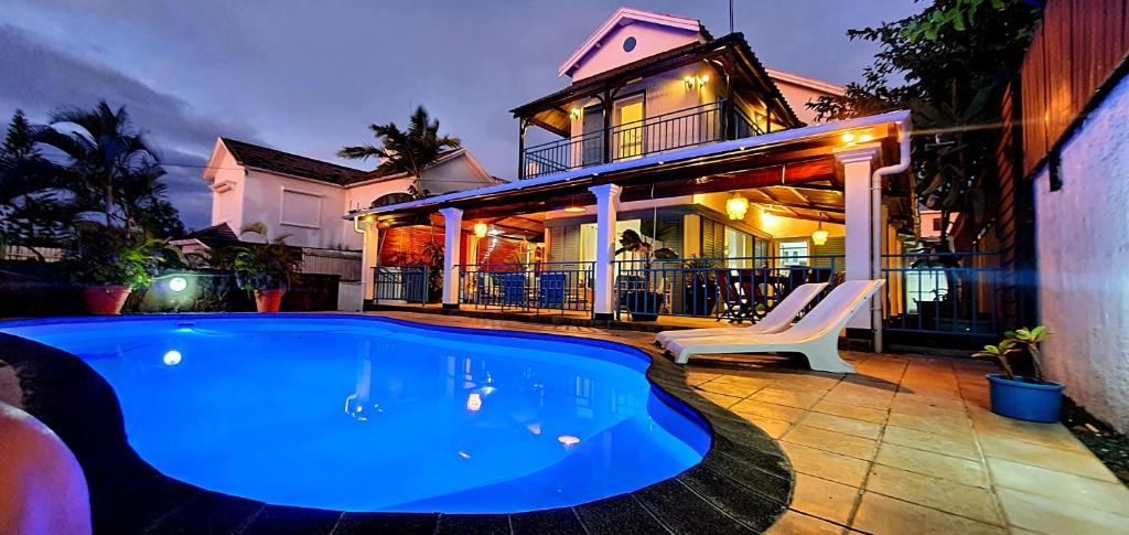 a swimming pool in front of a house at VILLA DES ILES 3 in Mont Choisy