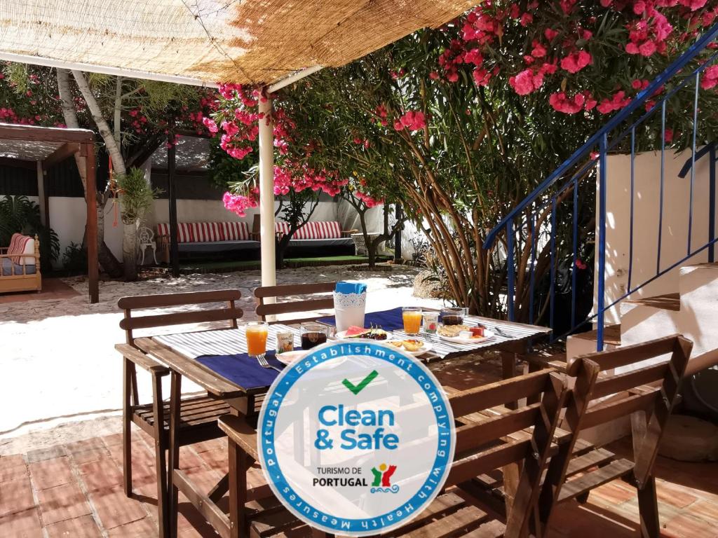 una mesa con un letrero para un restaurante limpio y seguro en Roaz de Bandeira Guesthouse, en Olhão