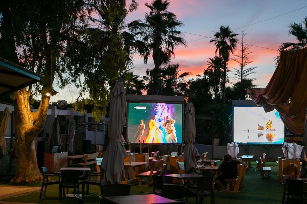 Večerní zábavní program pro hosty v ubytování Beach Garden Hotel