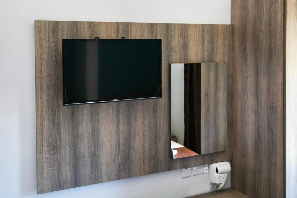TV a/nebo společenská místnost v ubytování Beach Garden Hotel