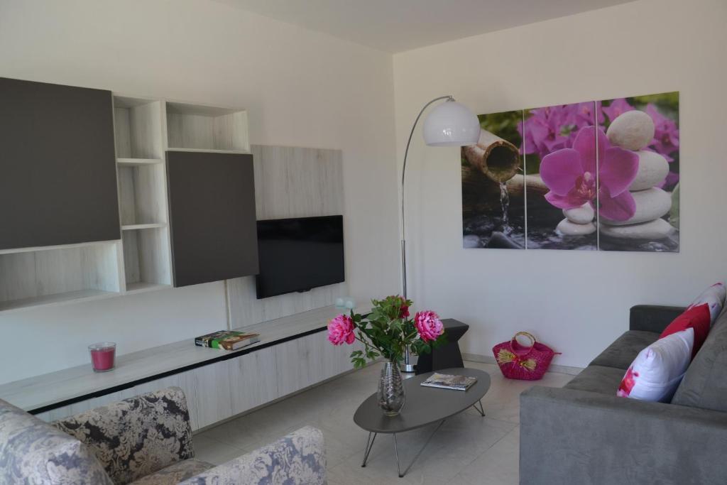 Televízia a/alebo spoločenská miestnosť v ubytovaní Alba Apartment - Villaggio di Mary