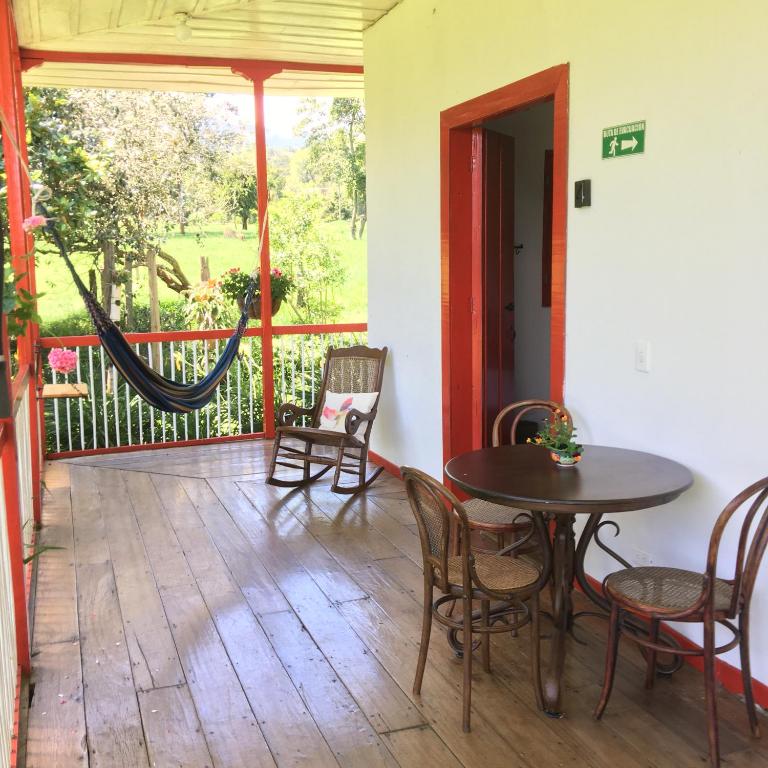 En balkong eller terrasse på La Cabaña Ecohotel - Valle del Cocora
