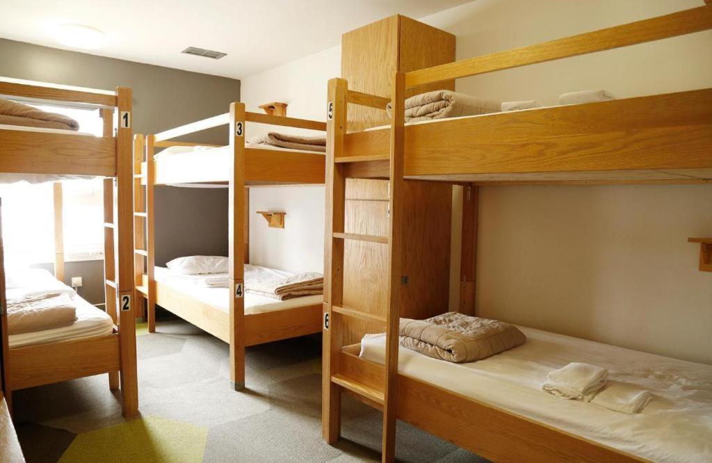Postel nebo postele na pokoji v ubytování HI Calgary City Centre - Hostel